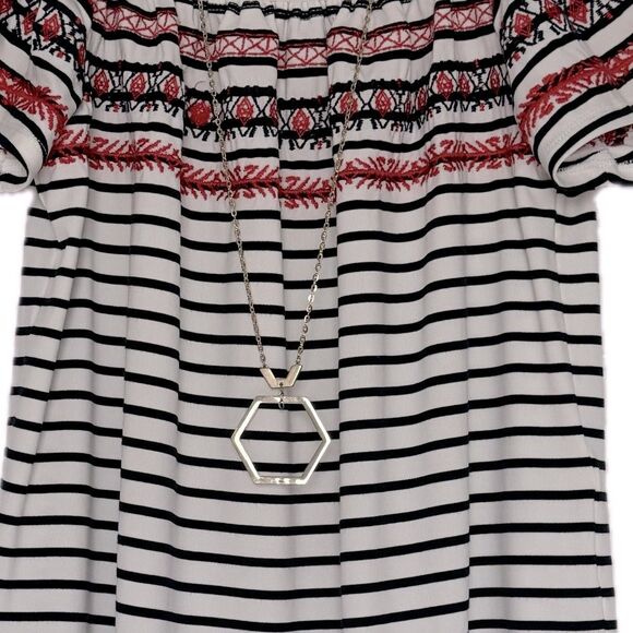 Fun & beautiful THML off the shoulder top! - Picture 5 of 13